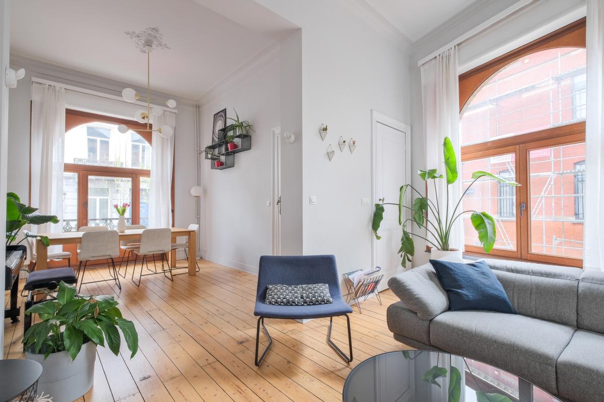 Cinquantenaire: maison rénovée terrasse 3ch., bur., dressing