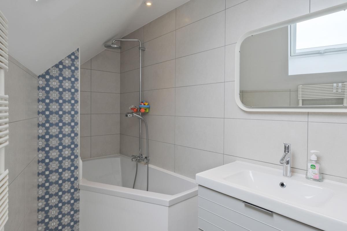 Cinquantenaire: maison rénovée terrasse 3ch., bur., dressing