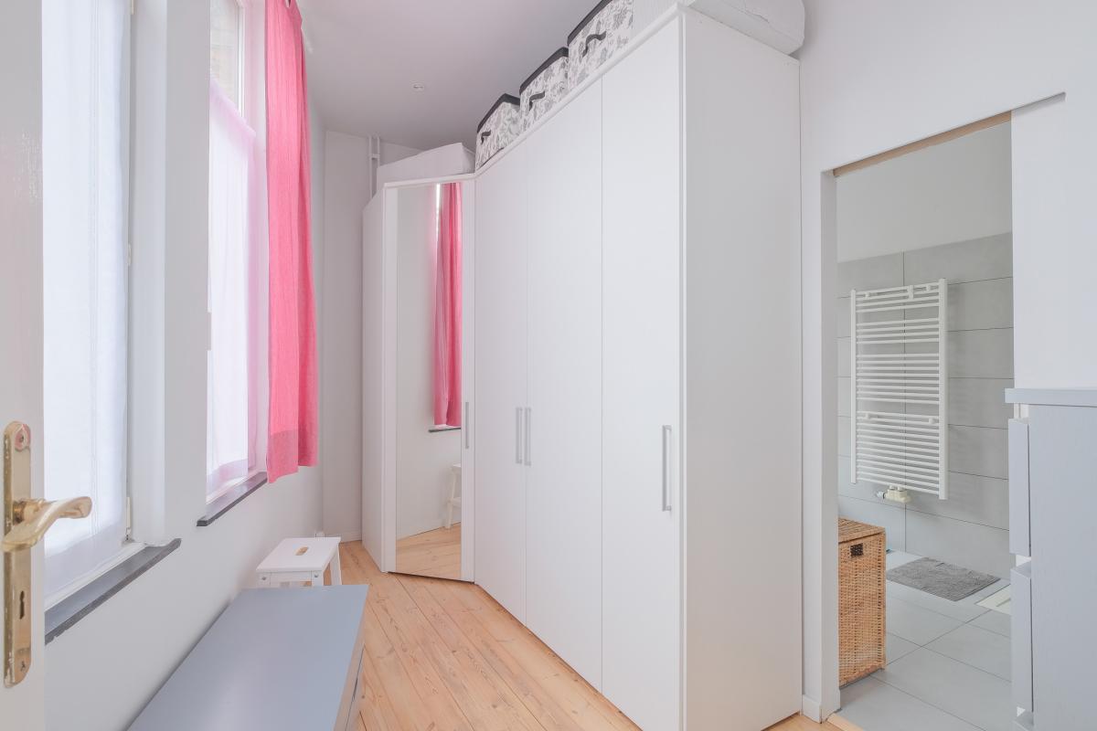 Cinquantenaire: maison rénovée terrasse 3ch., bur., dressing