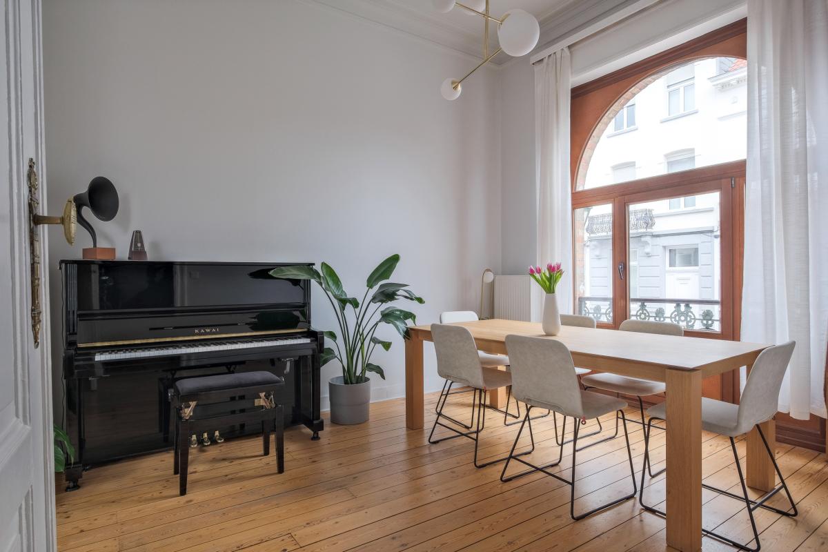 Cinquantenaire: maison rénovée terrasse 3ch., bur., dressing