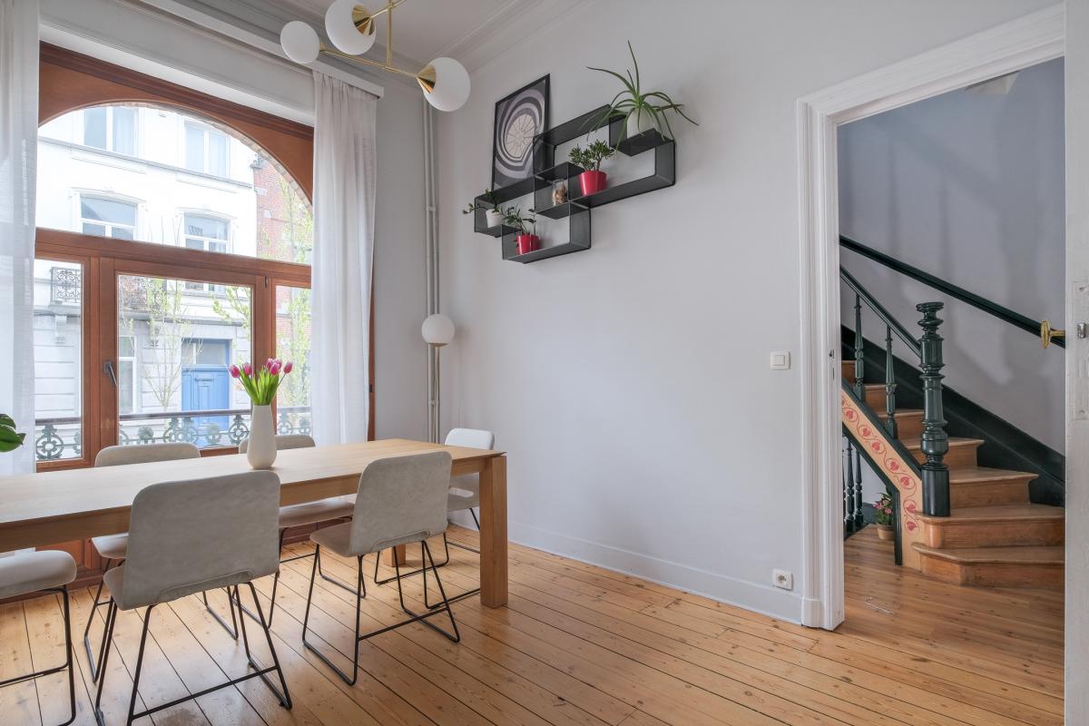 Cinquantenaire: maison rénovée terrasse 3ch., bur., dressing