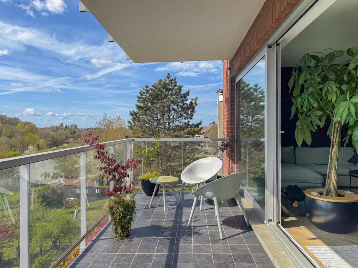 Saint-Job : bel appartement 1 chambre + Terrasse Sud