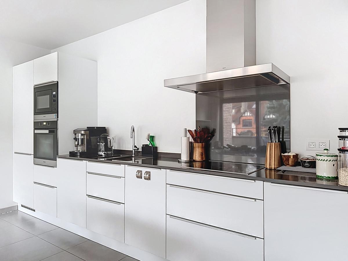 Place Saint-Job : Bel appartement moderne + terrasse