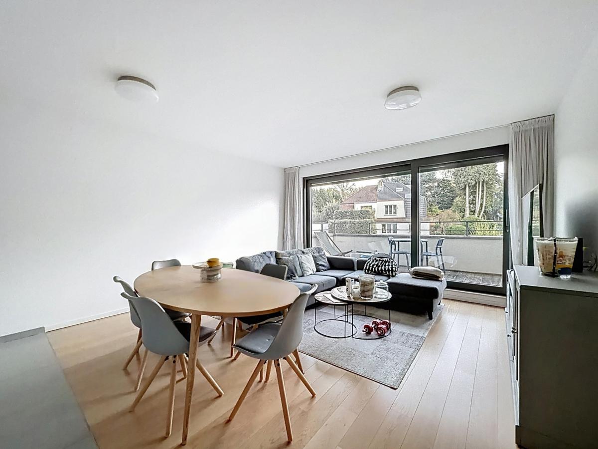 Place Saint-Job : Bel appartement moderne + terrasse