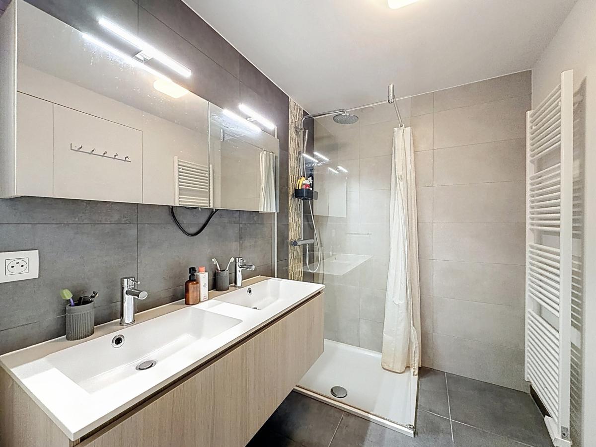 Place Saint-Job : Bel appartement moderne + terrasse