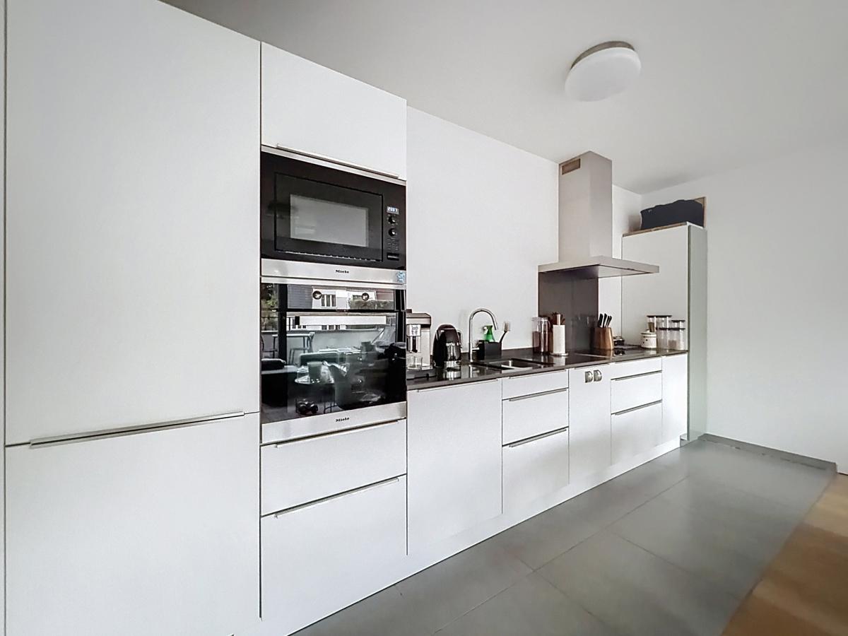 Place Saint-Job : Bel appartement moderne + terrasse