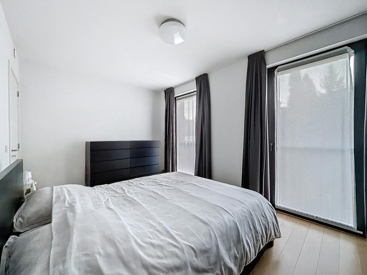 Place Saint-Job : Bel appartement moderne + terrasse