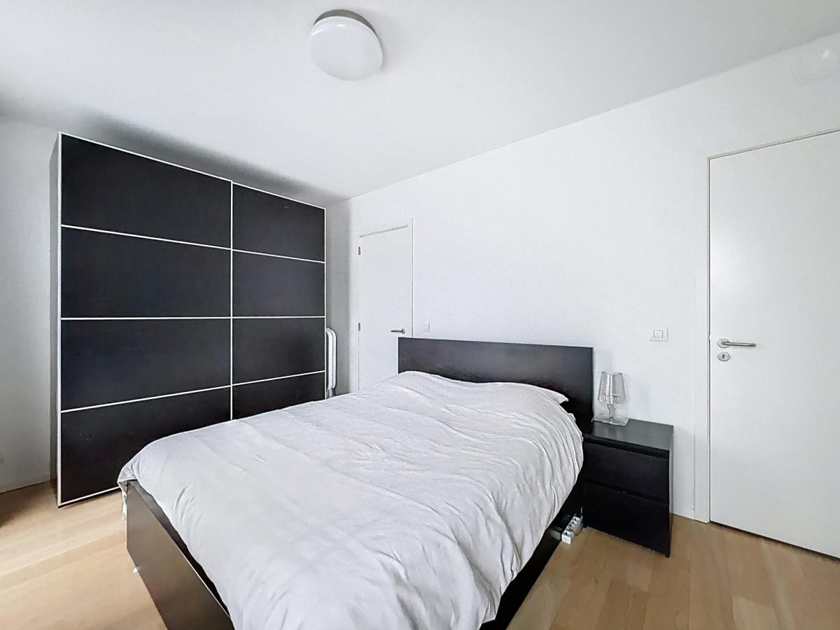 Place Saint-Job : Bel appartement moderne + terrasse