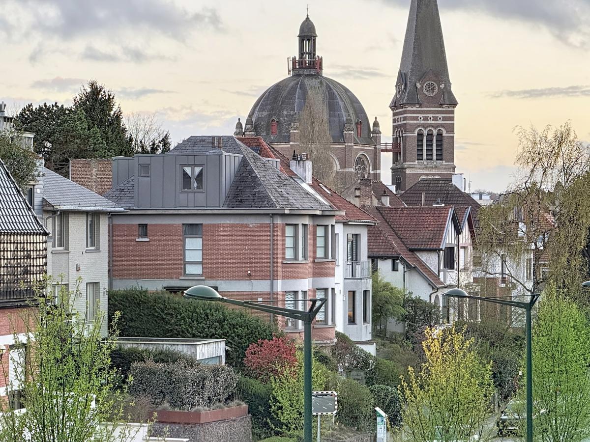 Place Saint-Job : Bel appartement moderne + terrasse