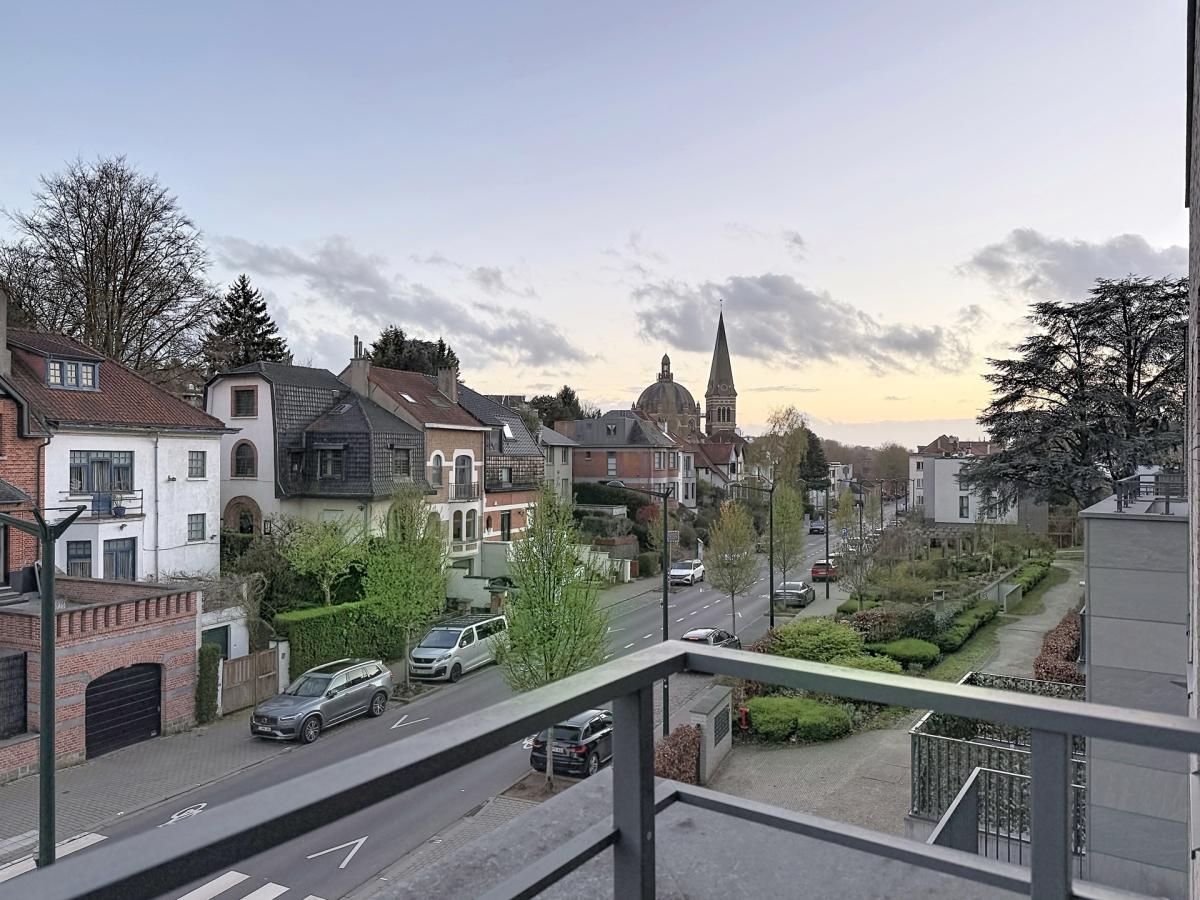 Place Saint-Job : Bel appartement moderne + terrasse SUD