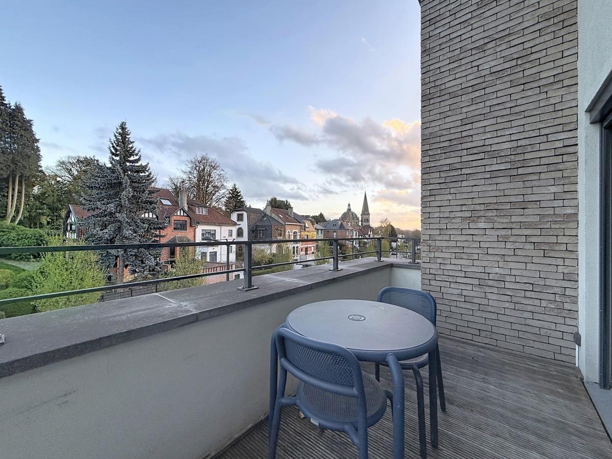 Place Saint-Job : Bel appartement moderne + terrasse SUD