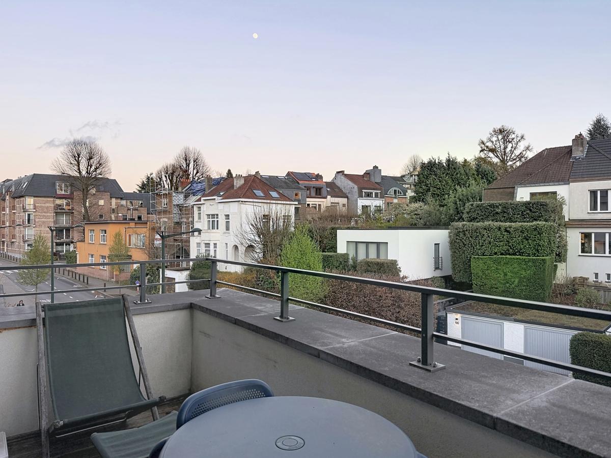 Place Saint-Job : Bel appartement moderne + terrasse SUD