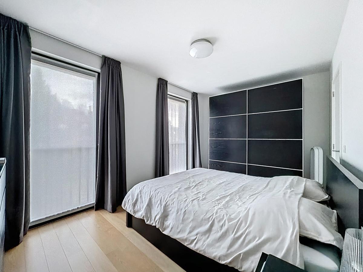 Place Saint-Job : Bel appartement moderne + terrasse SUD