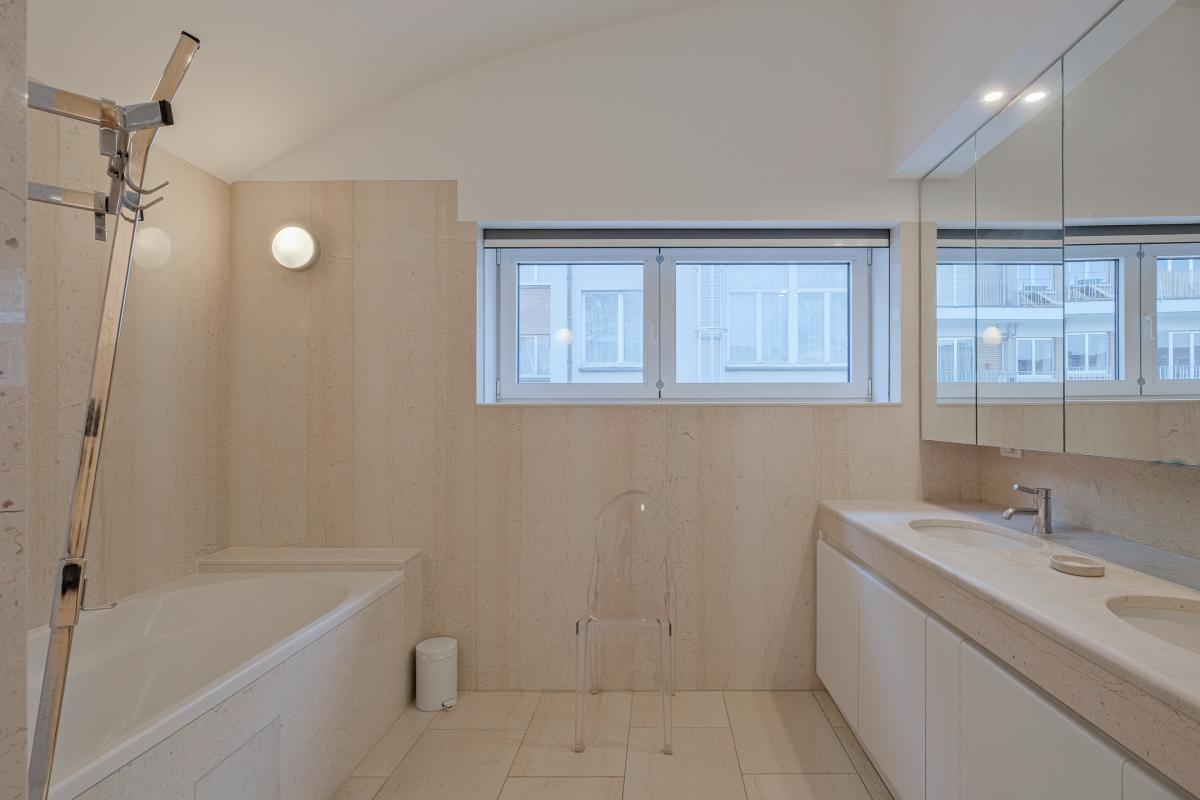 Châtelain: Belle arrière maison 3 chambres, cour et terrasse