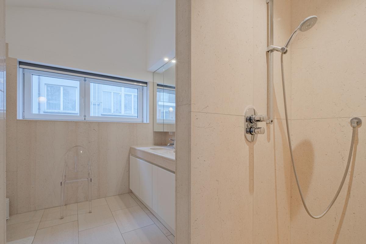 Châtelain: Belle arrière maison 3 chambres, cour et terrasse