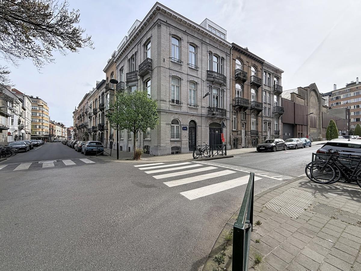Pl. Brugmann/Lepoutre : Superbe appartement rez-de-chaussée 