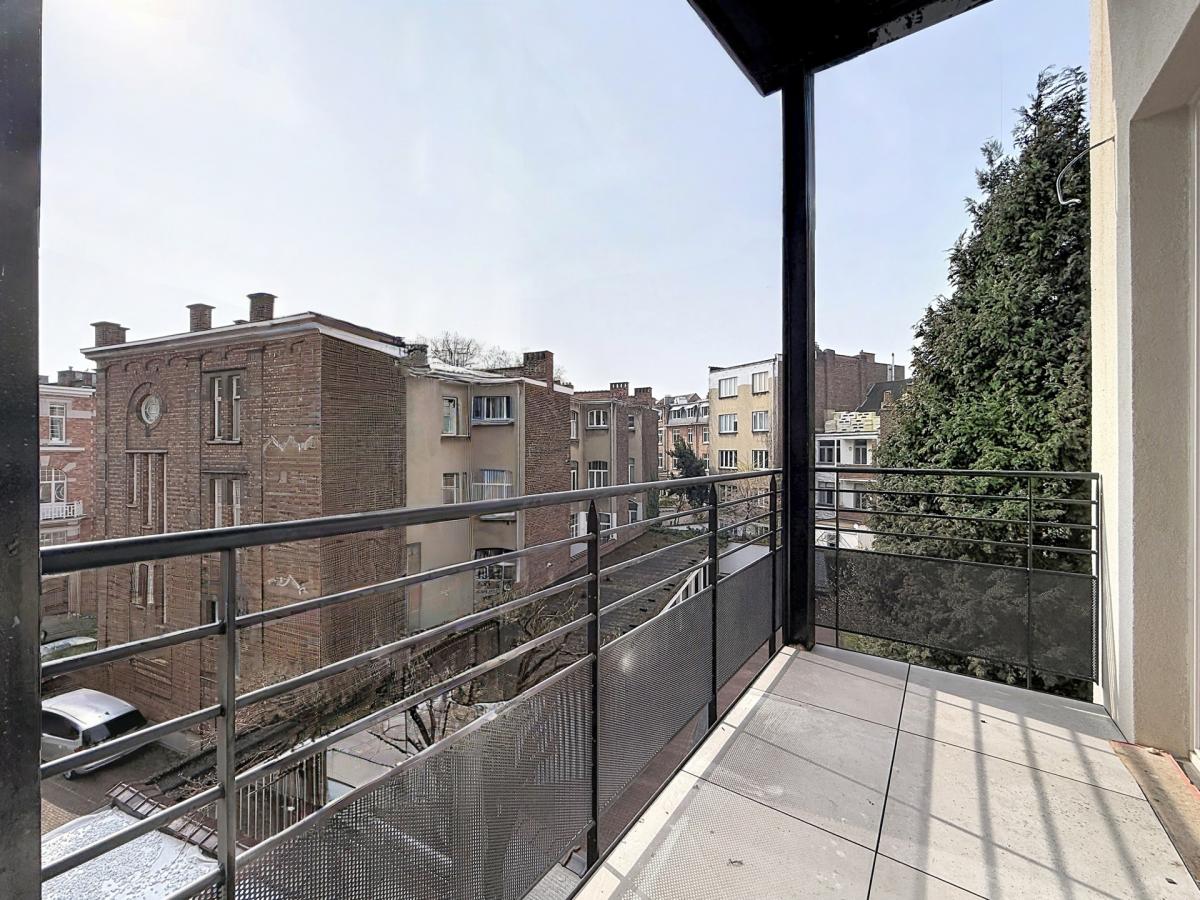 Lepoutre / Pl. Brugmann : Somptueux appartement remis à neuf