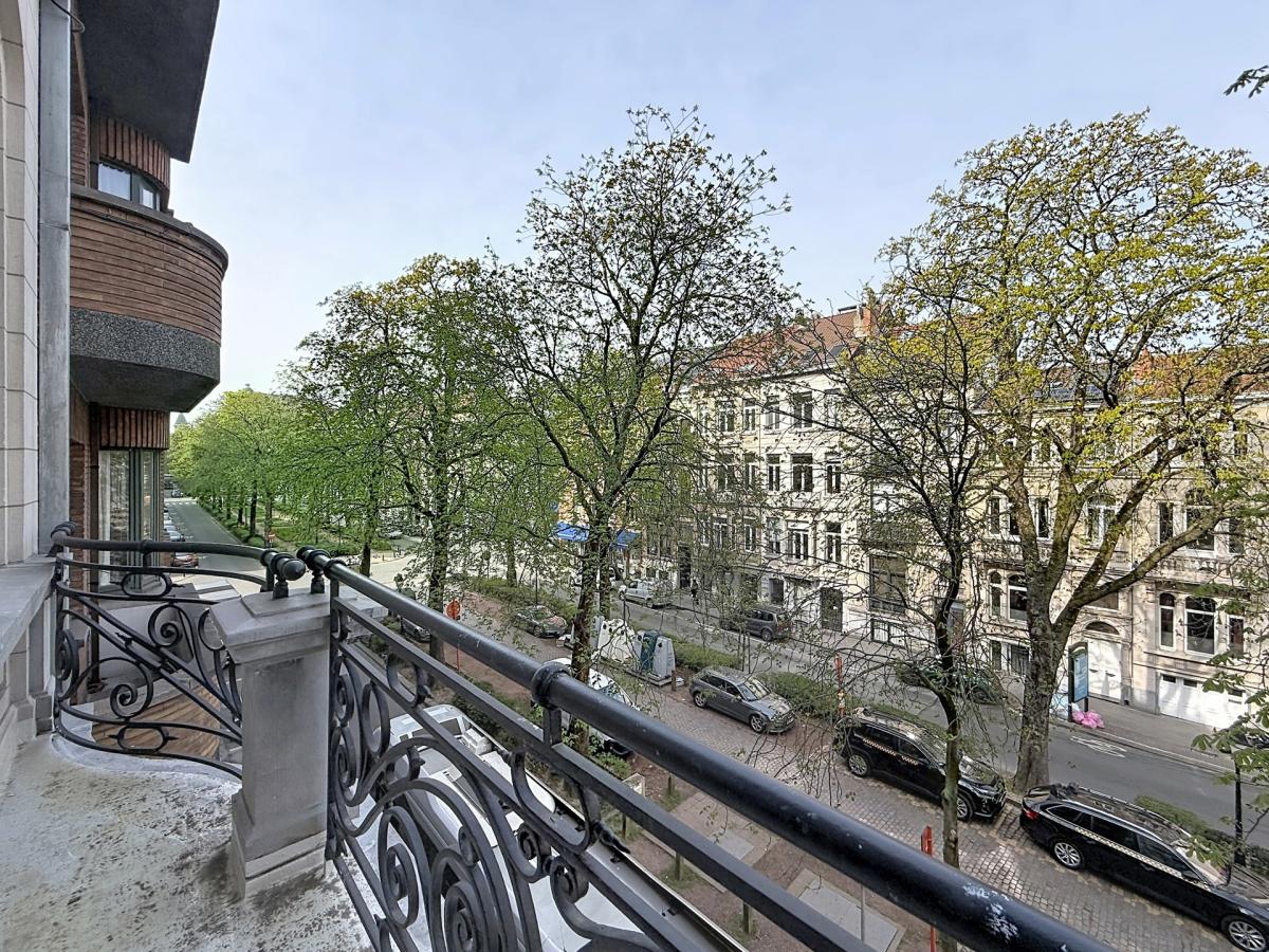 Lepoutre / Pl. Brugmann : Somptueux appartement remis à neuf