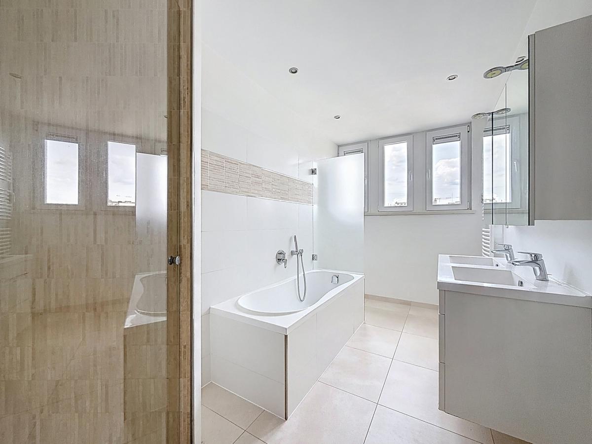 Roosevelt/ULB : Appartement 2 chambres + balcons + garage