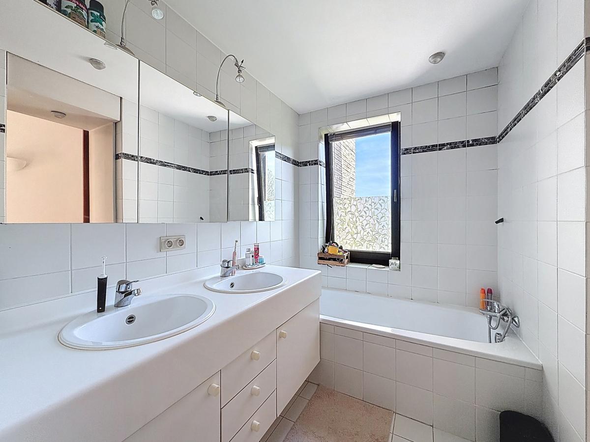 Lycée Français : Magnifique duplex rdc avec jardin + parking