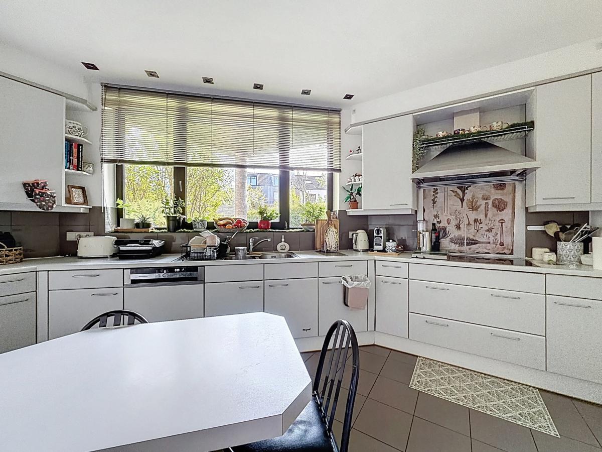 Lycée Français : Magnifique duplex rdc avec jardin + parking