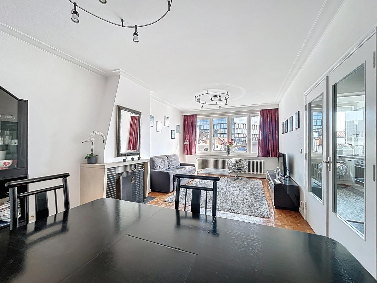 Colonne du Congrès: appartement rénové avec terrasse arrière