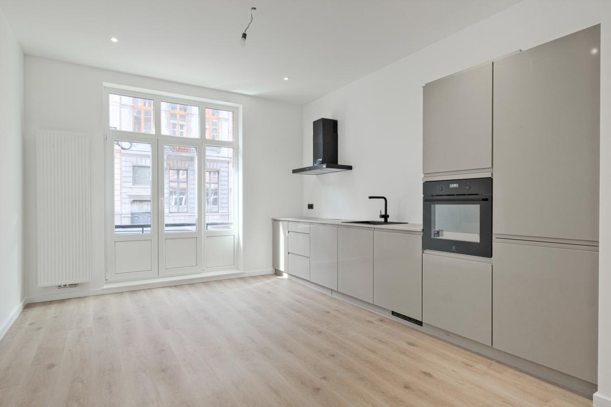 Lepoutre: Magnifique duplex rénové 2 chambres, bureau + cour