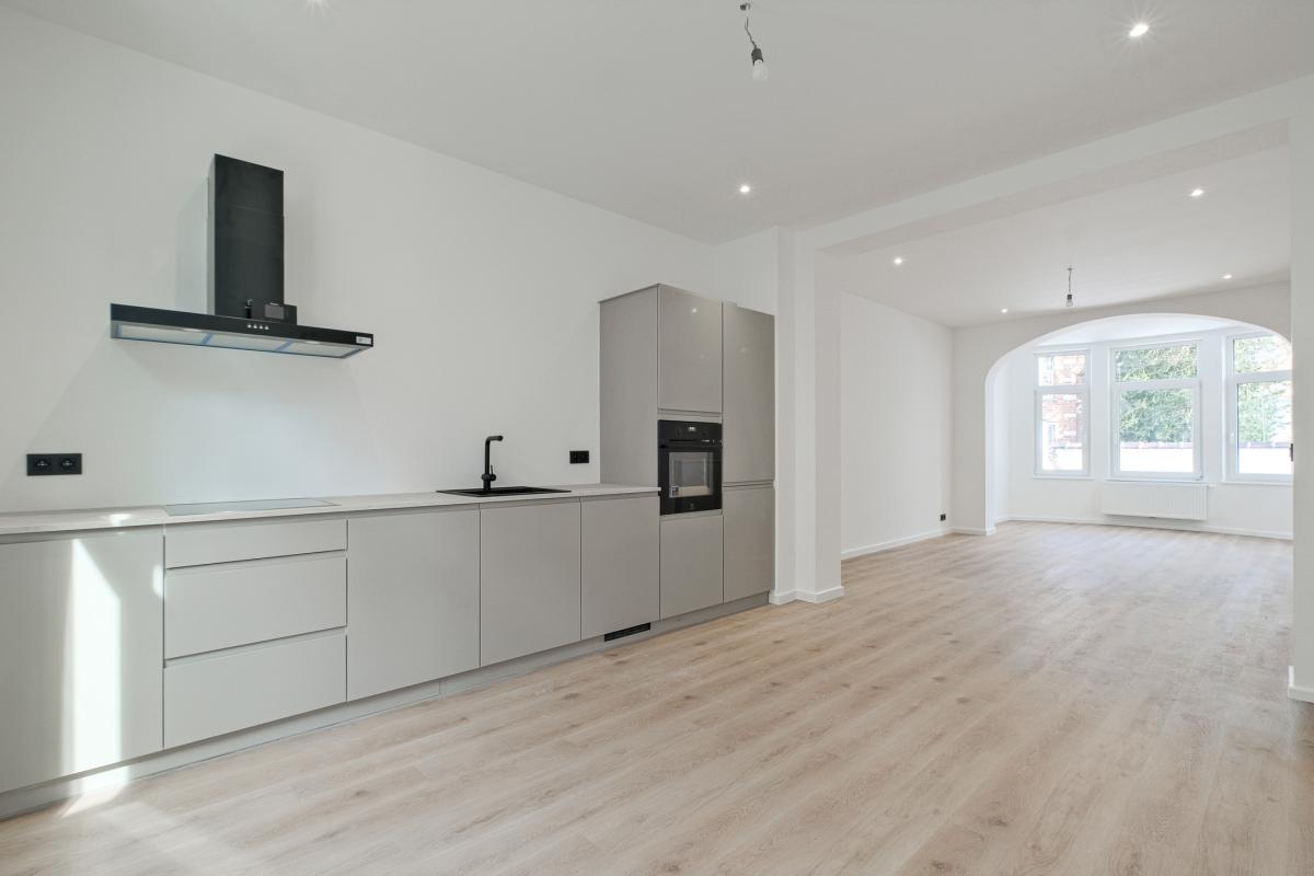 Lepoutre: Magnifique duplex rénové 2 chambres, bureau + cour