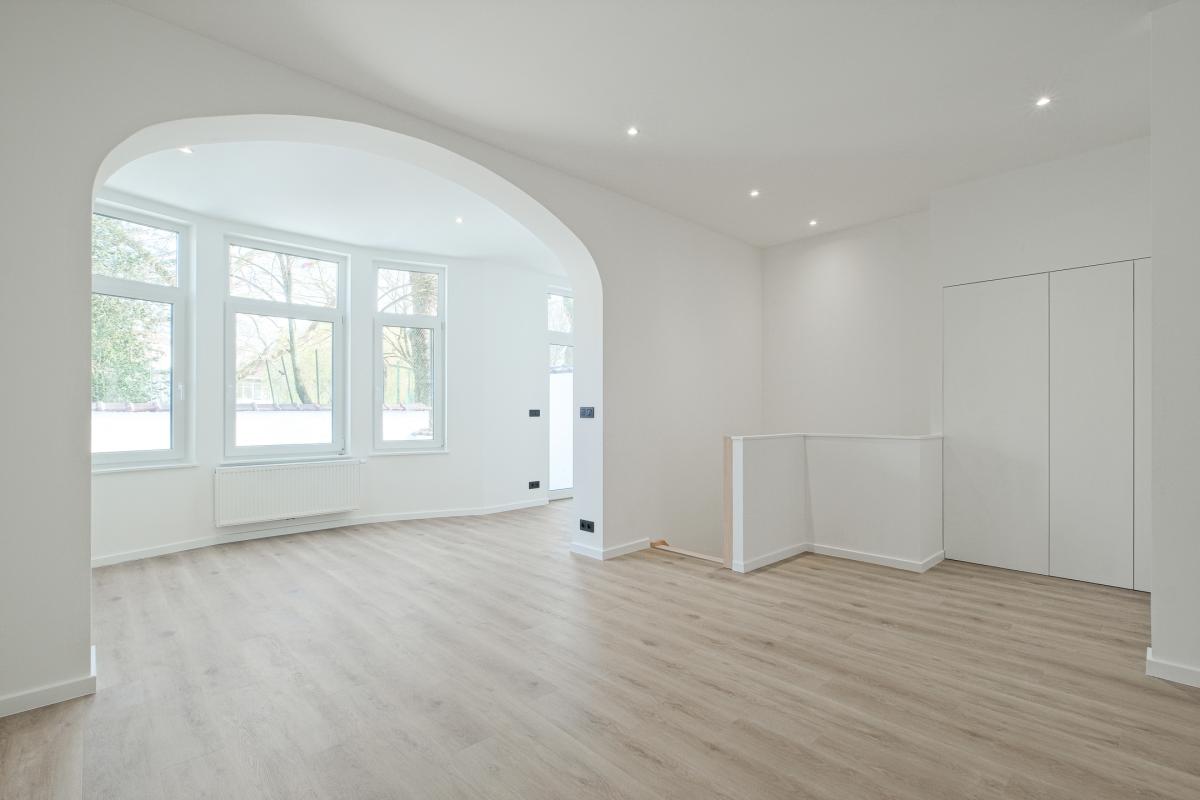 Lepoutre: Magnifique duplex rénové 2 chambres, bureau + cour