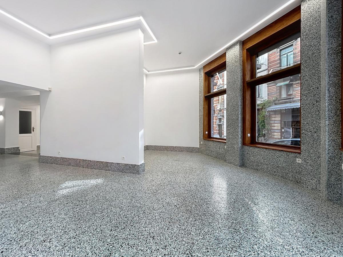 Au cœur du Sablon : Rez commercial remis à neuf