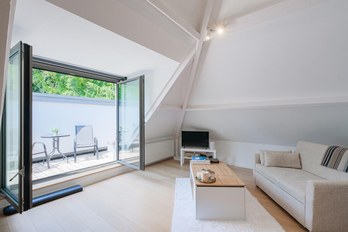 Villa neuve de ± 690 m² bruts avec piscine et prof. libérale