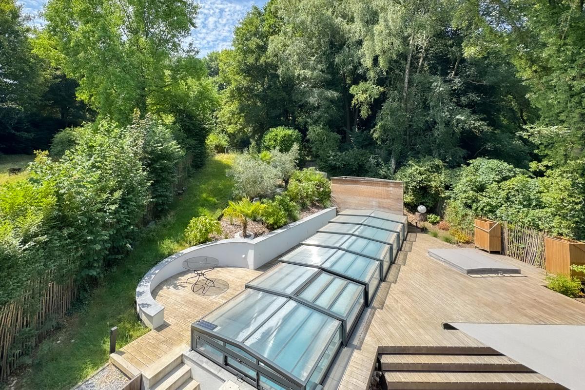 Villa neuve de ± 690 m² bruts avec piscine et prof. libérale