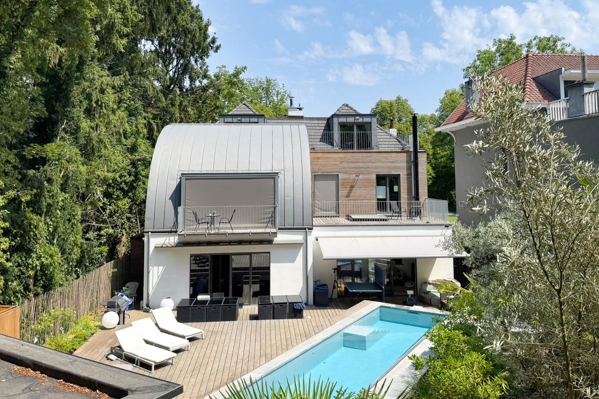 Villa neuve de ± 690 m² bruts avec piscine et prof. libérale