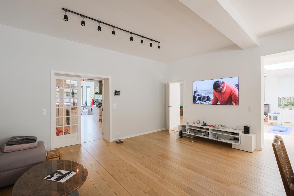 Villa neuve de ± 690 m² bruts avec piscine et prof. libérale