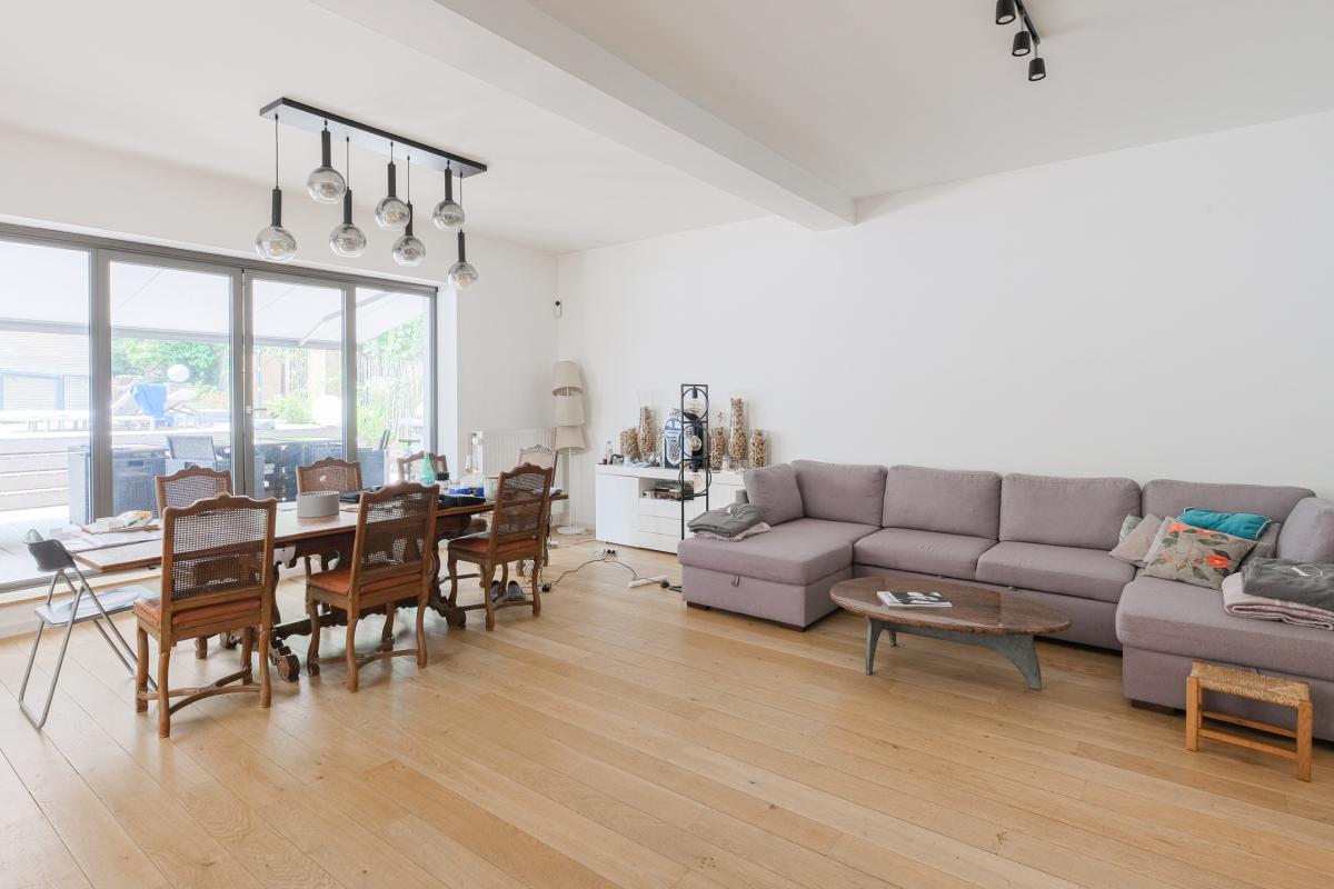 Villa neuve de ± 690 m² bruts avec piscine et prof. libérale