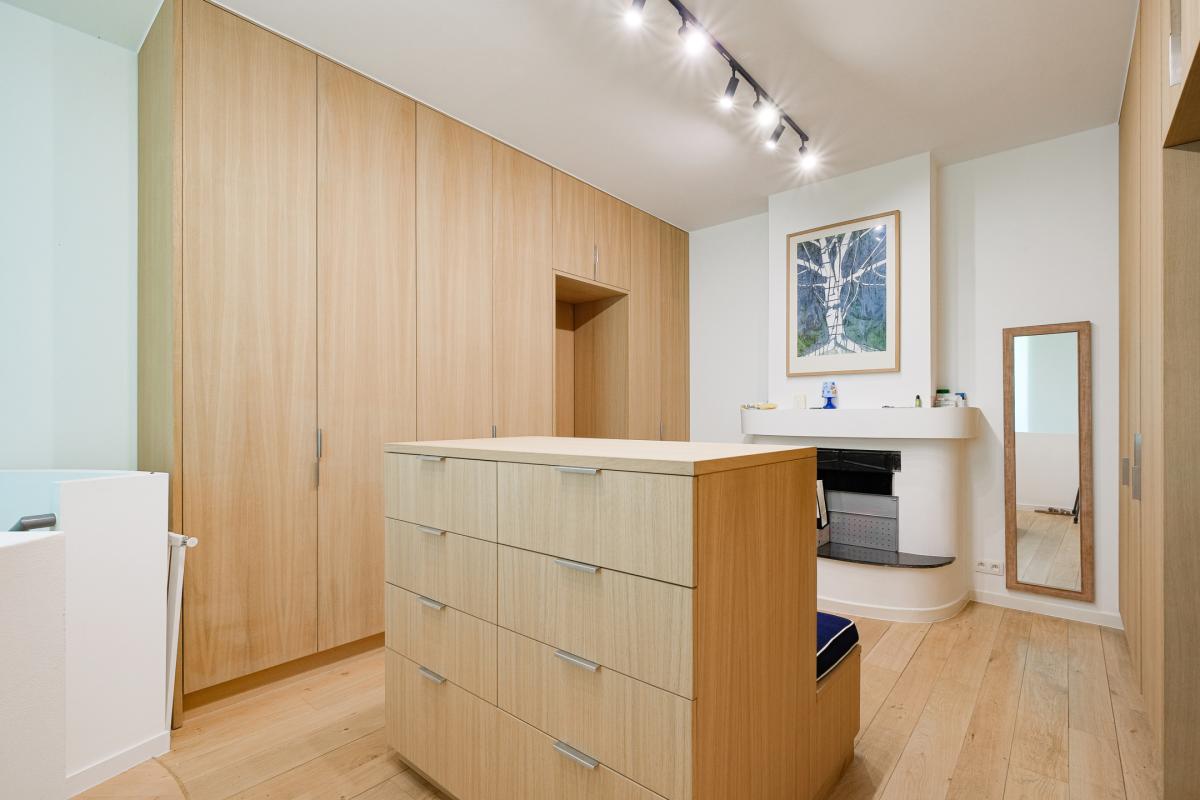Villa neuve de ± 690 m² bruts avec piscine et prof. libérale