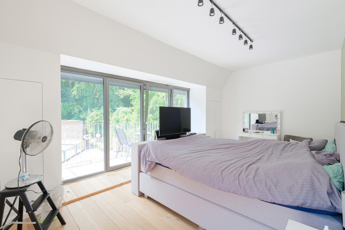 Villa neuve de ± 690 m² bruts avec piscine et prof. libérale