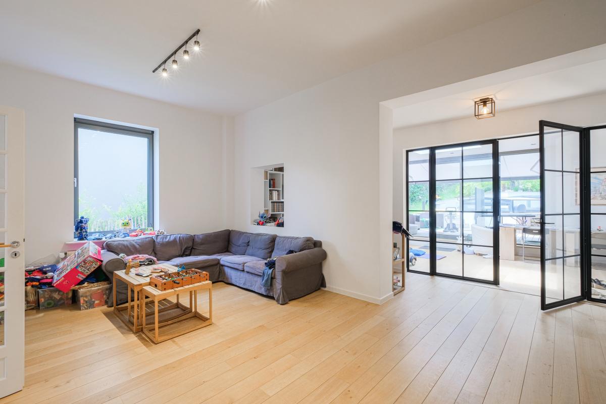 Villa neuve de ± 690 m² bruts avec piscine et prof. libérale