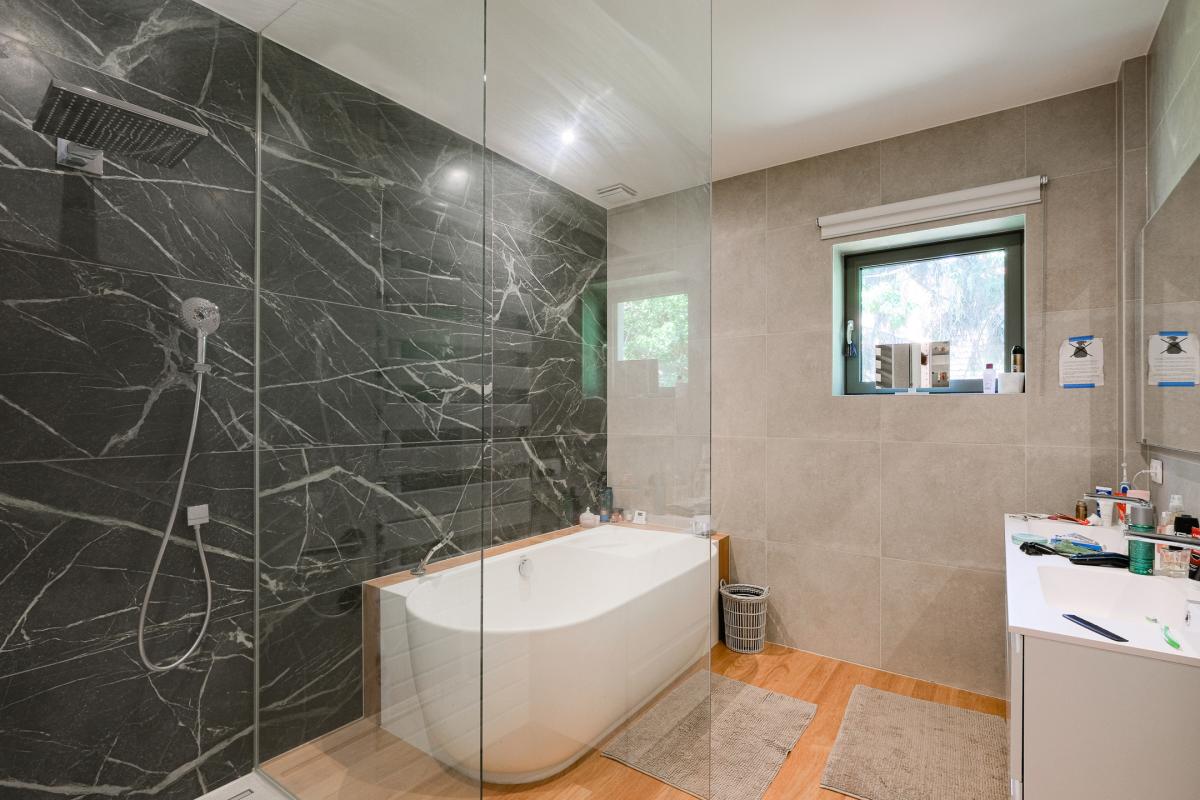 Villa neuve de ± 690 m² bruts avec piscine et prof. libérale
