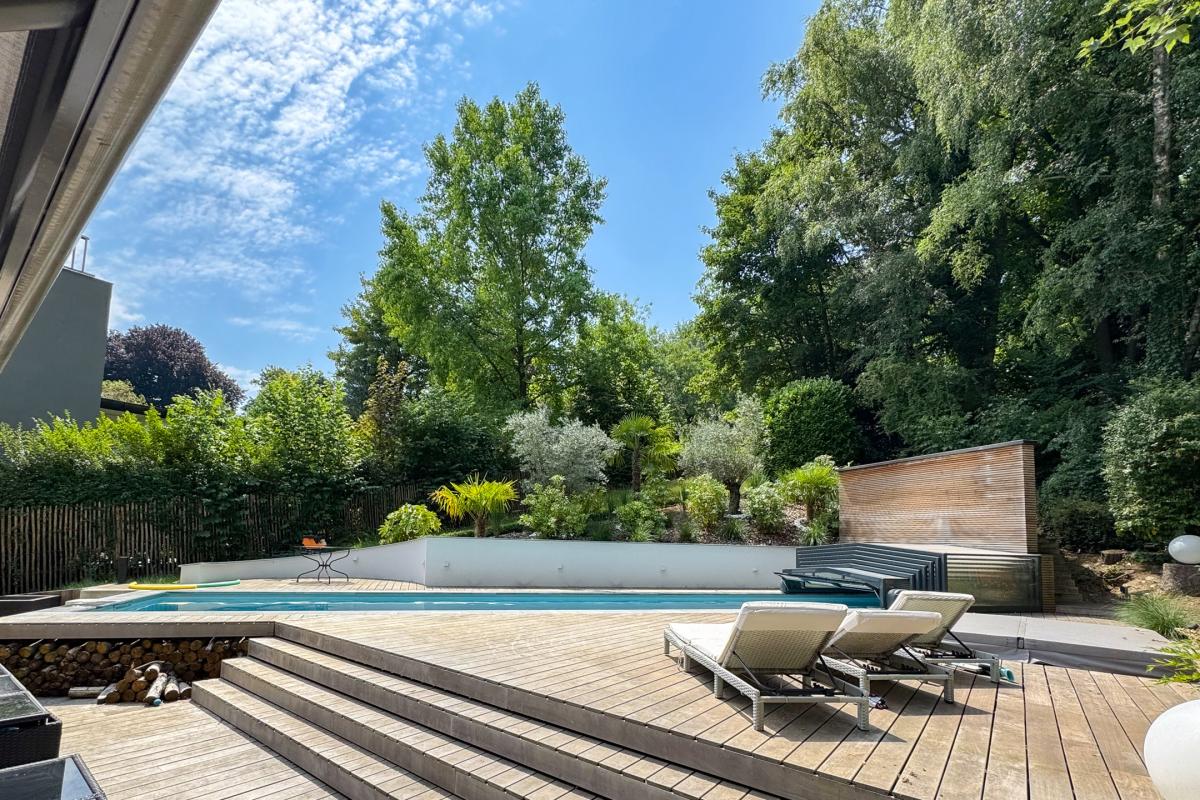 Villa neuve de ± 690 m² bruts avec piscine et prof. libérale
