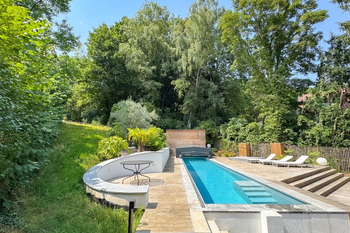 Villa neuve de ± 690 m² bruts avec piscine et prof. libérale