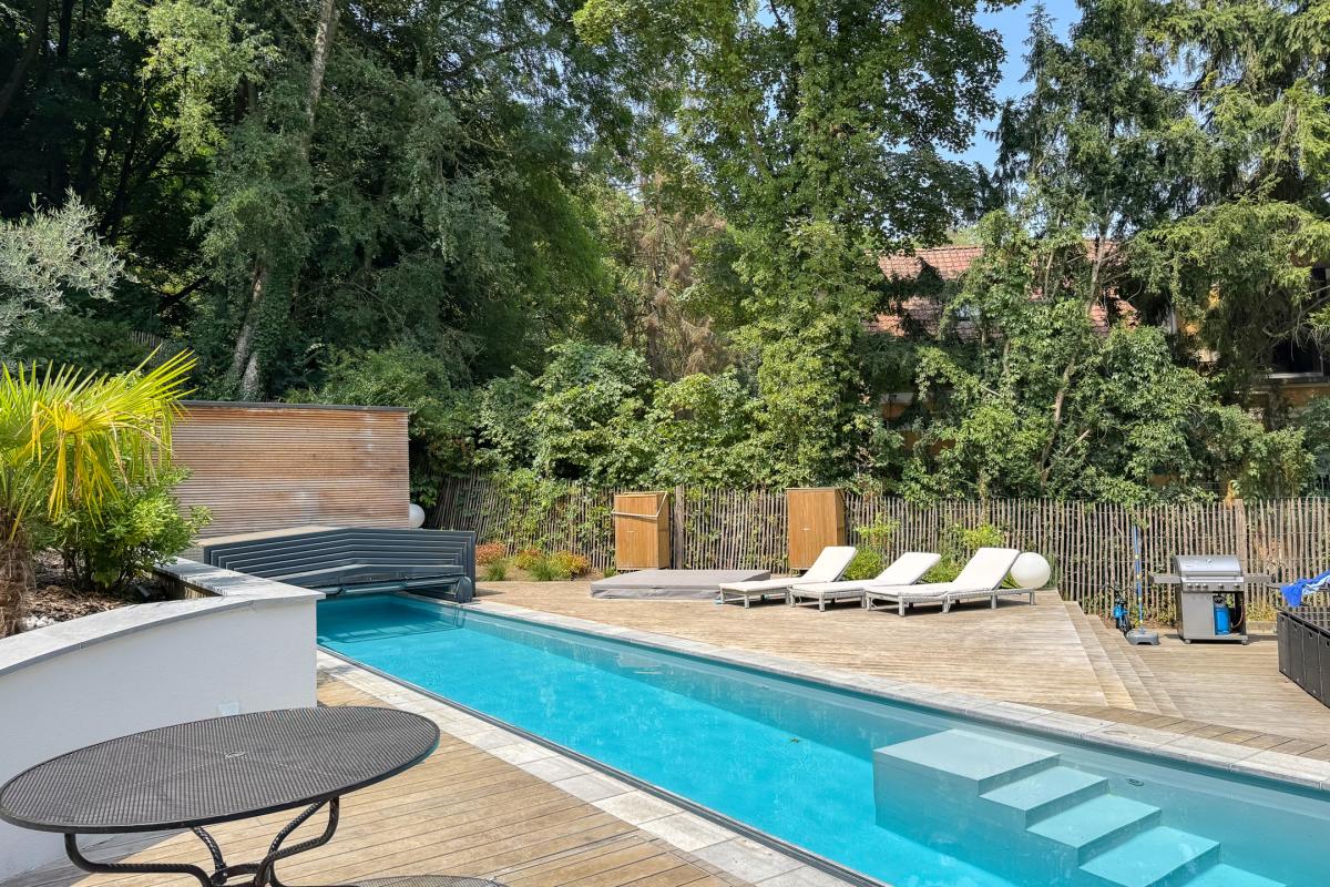 Villa neuve de ± 690 m² bruts avec piscine et prof. libérale