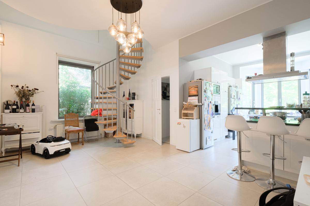 Villa neuve de ± 690 m² bruts avec piscine et prof. libérale