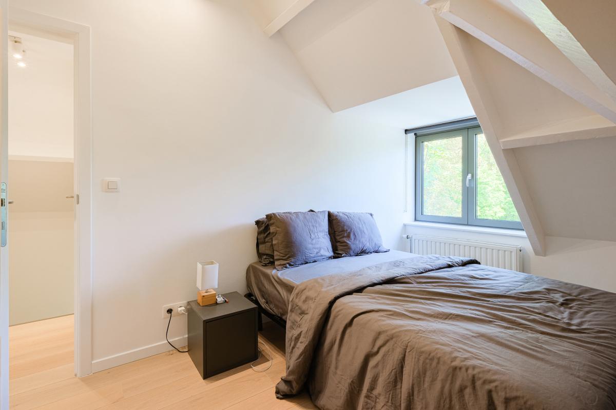 Villa neuve de ± 690 m² bruts avec piscine et prof. libérale