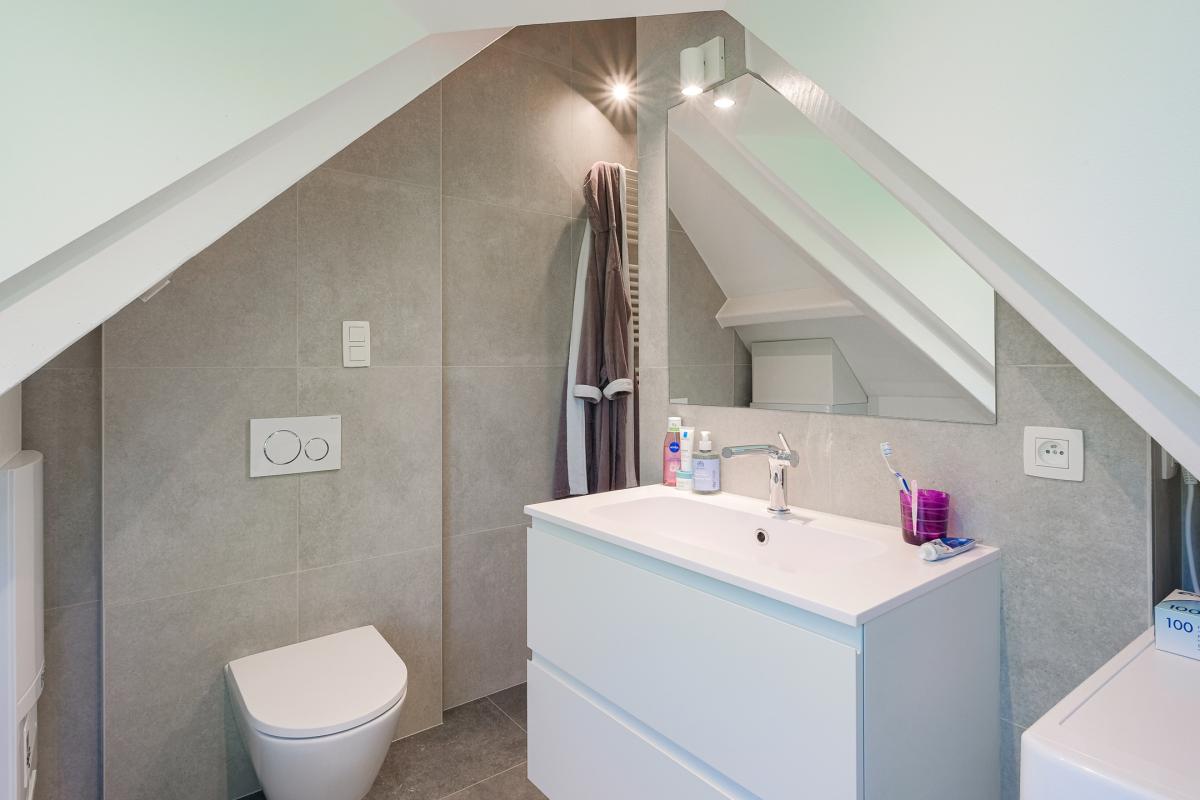 Villa neuve de ± 690 m² bruts avec piscine et prof. libérale