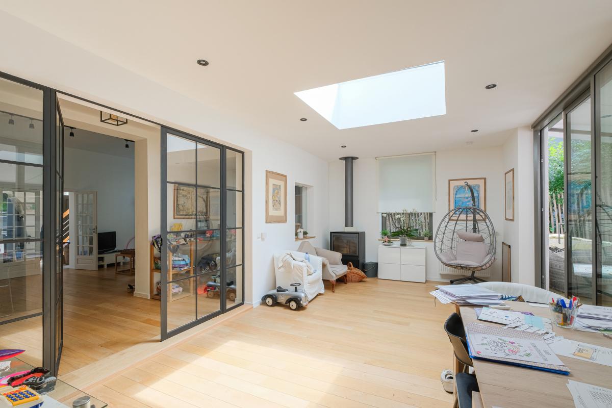 Villa neuve de ± 690 m² bruts avec piscine et prof. libérale