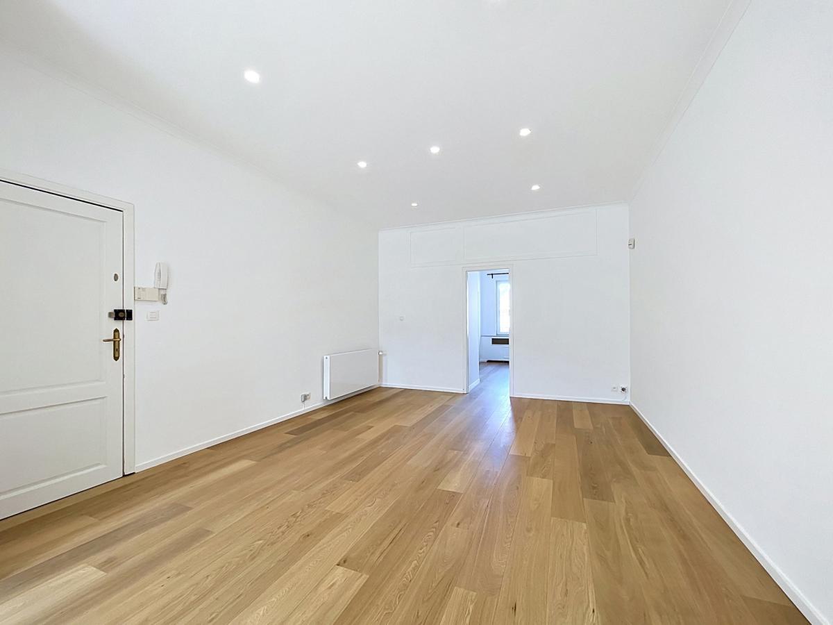 Place Brugmann : Appartement rénové 1chambre + balcon 