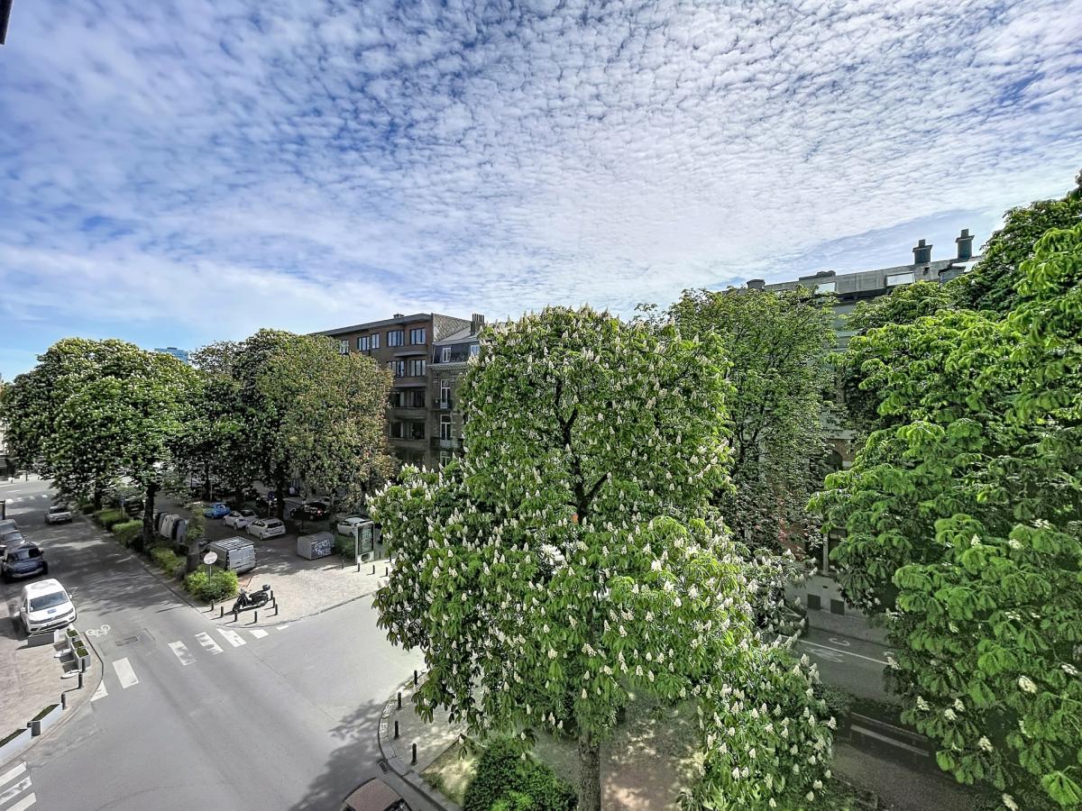 Place Brugmann : Appartement rénové 1chambre + balcon 
