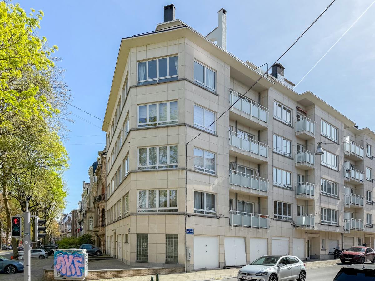 Molière: appartement 1 chambre + bureau, balcon et parking