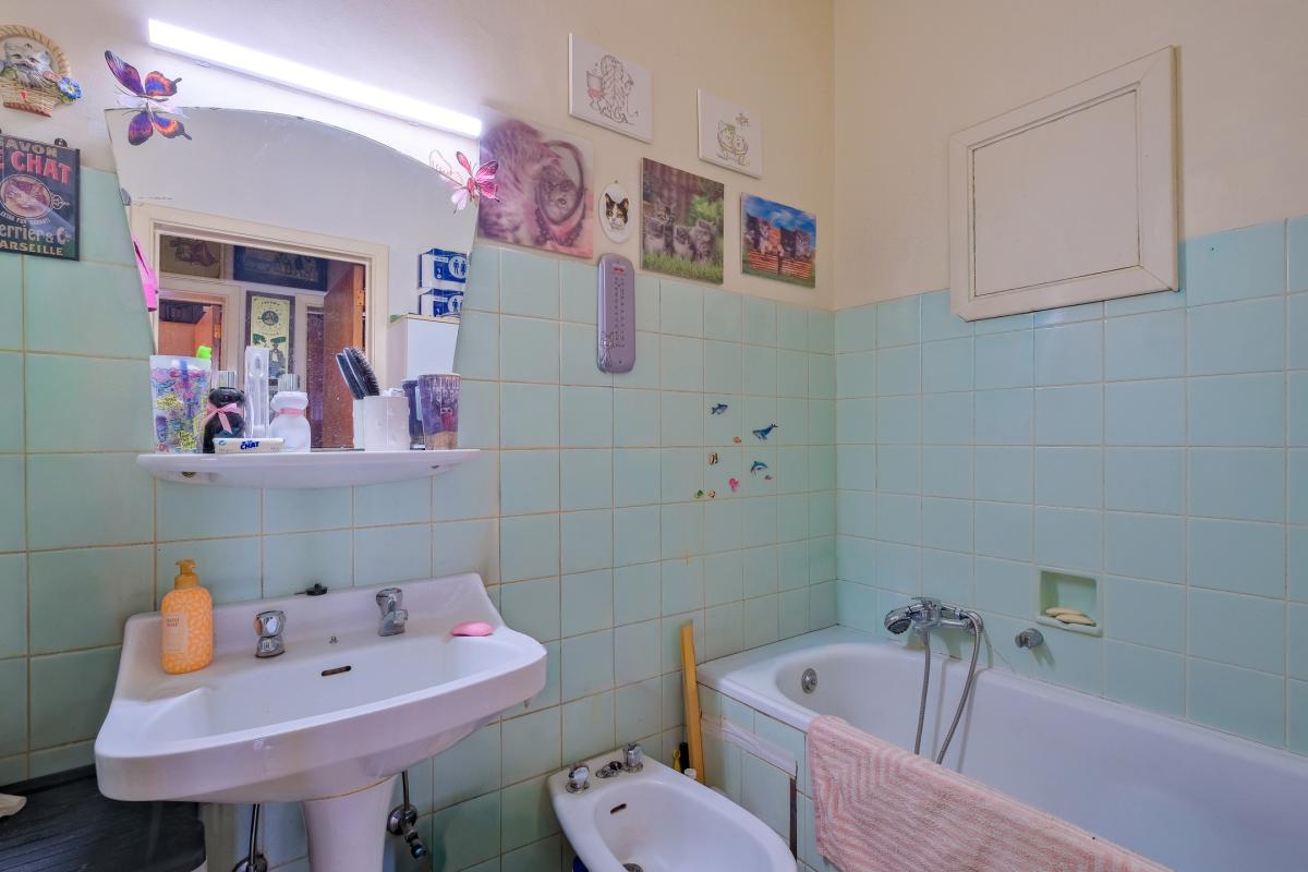 Molière: appartement 1 chambre + bureau, balcon et parking